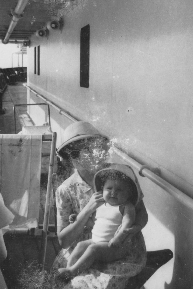 Marie-Louise à bord du Mar del Plata, bateau de la CMB, en route vers le Congo-Belge.