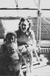 Marie-Louise à bord du Mar del Plata, bateau de la CMB, en route vers le Congo-Belge.