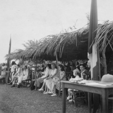 Wendji, 1948 - Marie-Louise, madame Dejonghe et Anita Dejonghe suivent le match.