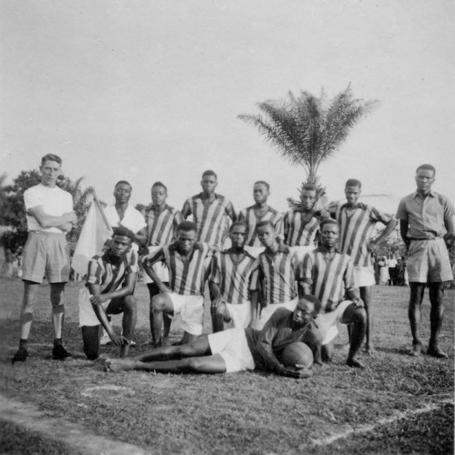 Wendji, Juin 1948 - Match de football avec l'arbitre Dejonghe.