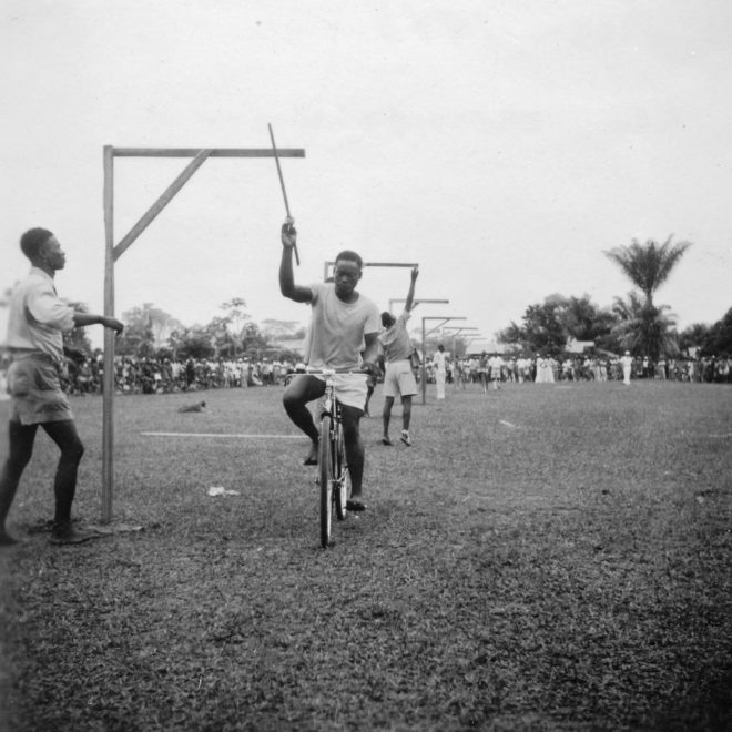 Wendji, Juin 1948 - Course à vélo sur le terrain de Football.