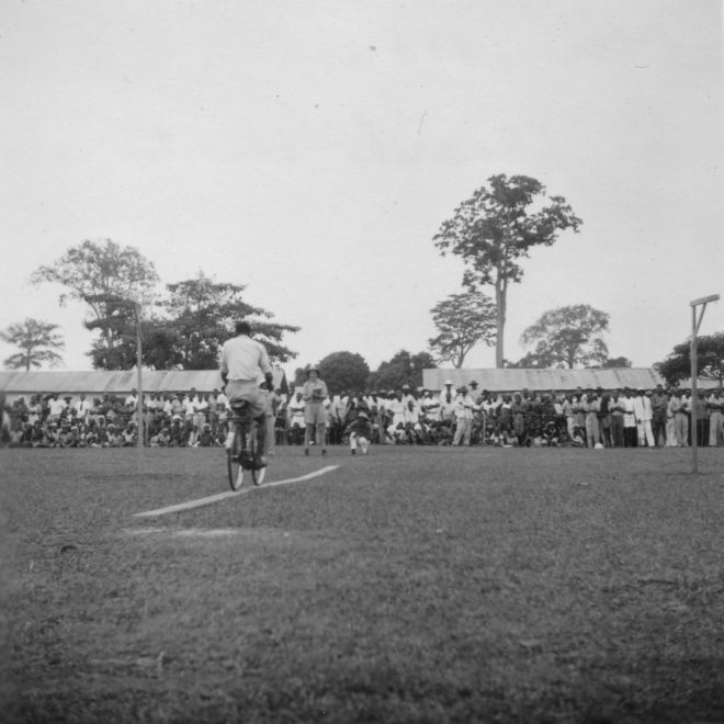 Wendji, juni 1948 - Wielerwedstrijd op het voetbalveld.