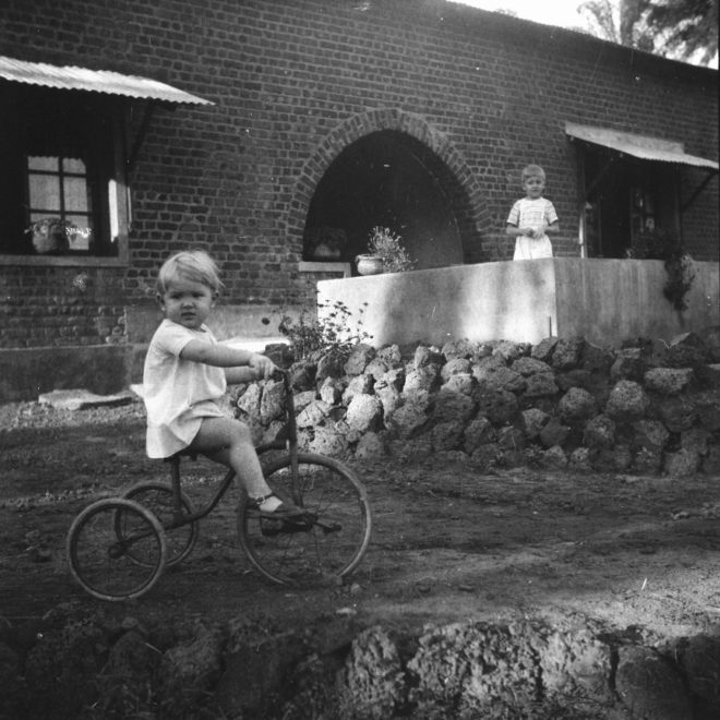 Bikoro - Jean-Paul de Caluwé sur son tricycle.