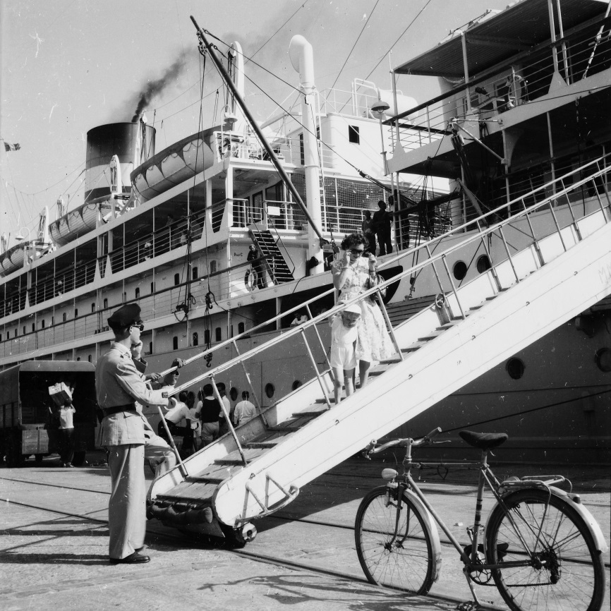 Casablanca, 1949 - Escale du Banfora, Marie-Louise et Jean-Paul sur la passerelle