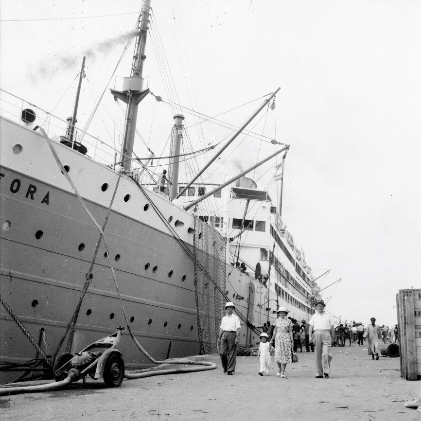 Dakar, 1949 - Escale du Banfora, Marie-Louise et Jean-Paul sur le quai