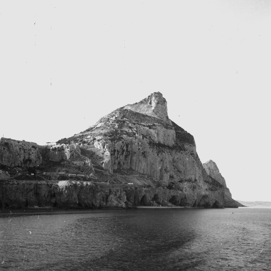 Gibraltar, 1949 - Le Banfora croise la pointe Europe et le rocher