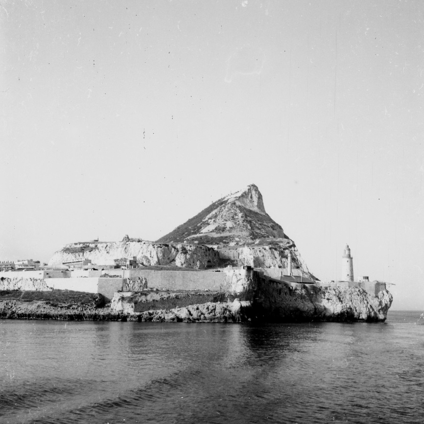 Gibraltar, 1949 - Le Banfora croise le Europa Point Lighthouse