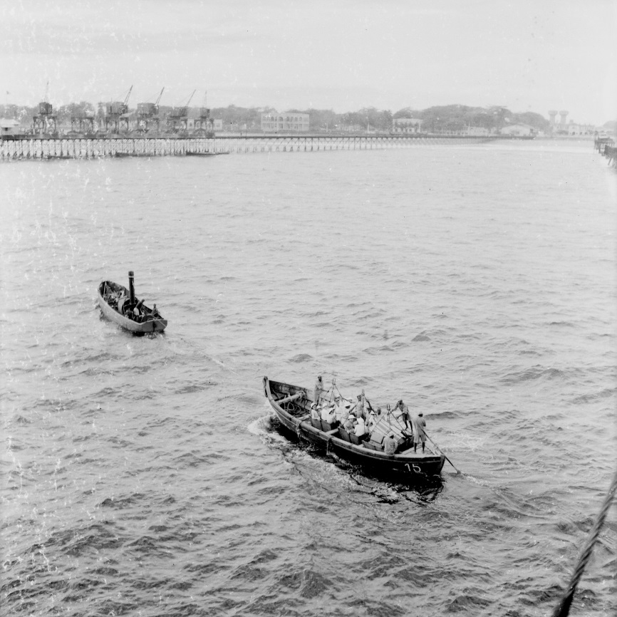 Lomé, 1949 - Les pinasses se dirigent vers le Wharf francais
