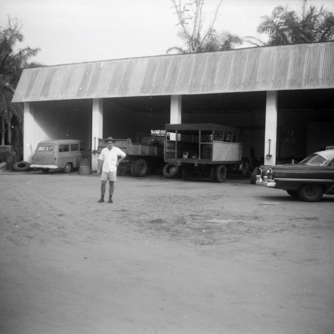 Lomela, 1961, Jean Strypstein devant le garage FOMETRA