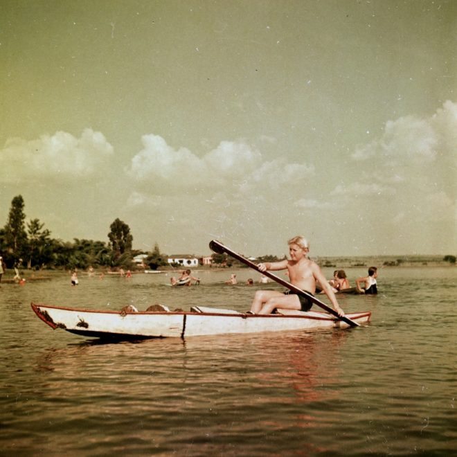 Mukamba, 1957 - Jean-Paul fait du canoë