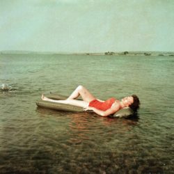 Mukamba, 1957 - Marie-Louise fait bronzette