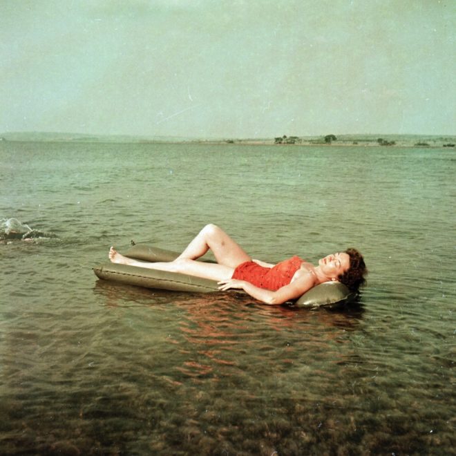 Mukamba, 1957 - Marie-Louise fait bronzette