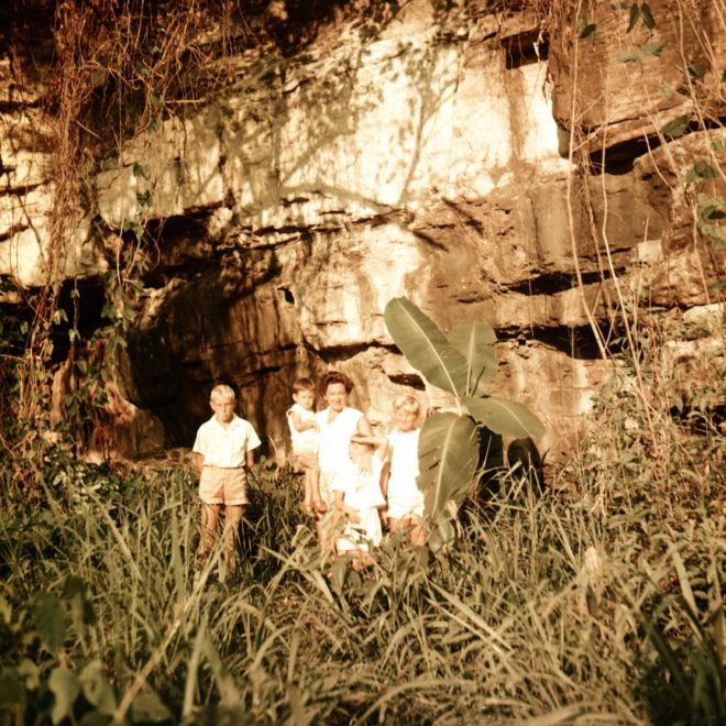 Mukamba, 1957 - Massif rocheux au sud-ouest du lac