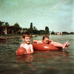 Mukamba, 1957 - Michel et Sylviane font trempette