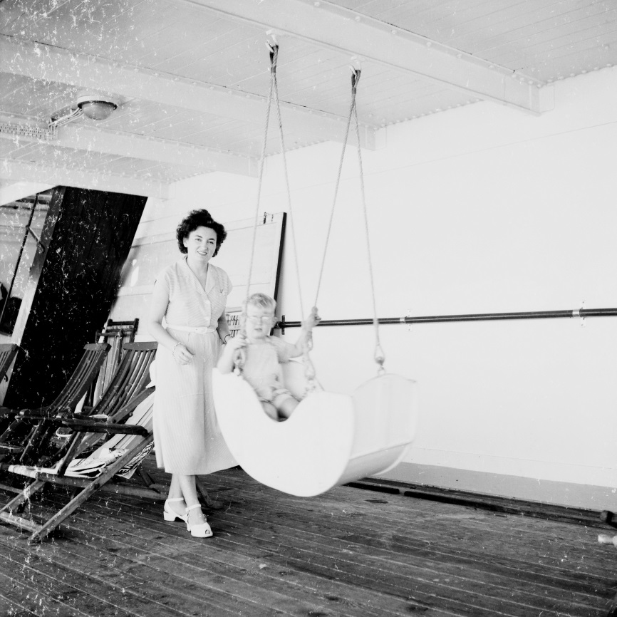 Paquebot Banfora, 1949 - La balancoire avec Jean-Paul et Marie-Louise