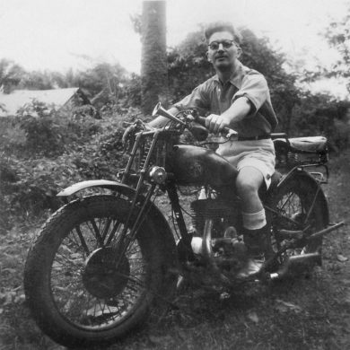 Bikoro, 1938 - Victor de Caluwé sur sa moto FN M70 350cc type SAHARA.