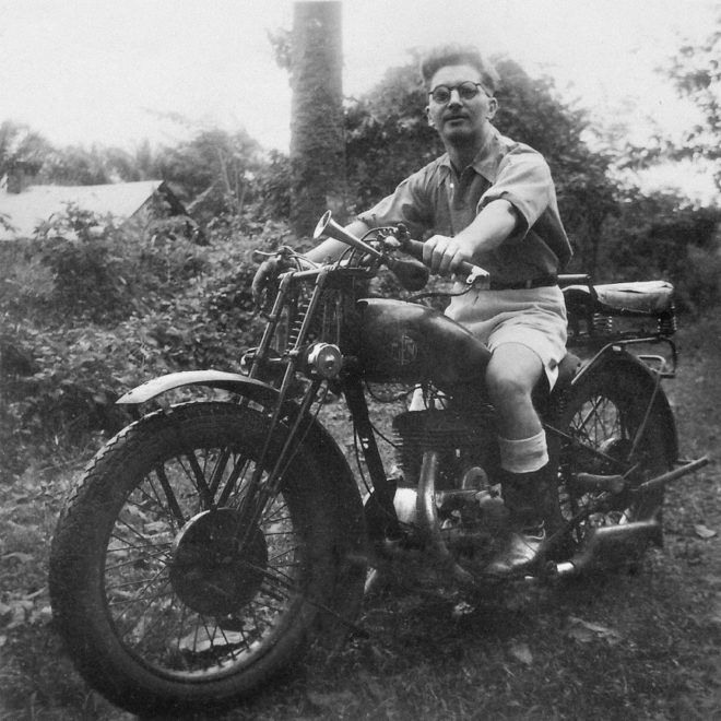 Bikoro, 1938 - Victor de Caluwé sur sa moto FN M70 350cc type SAHARA.