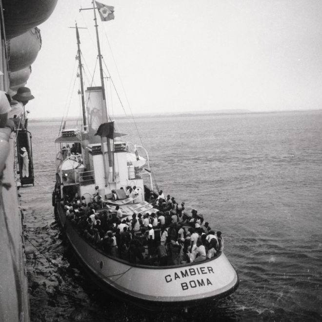 Boma, 1937 - Monding van de rivier Congo - de Cambier brengt de loods aan boord.