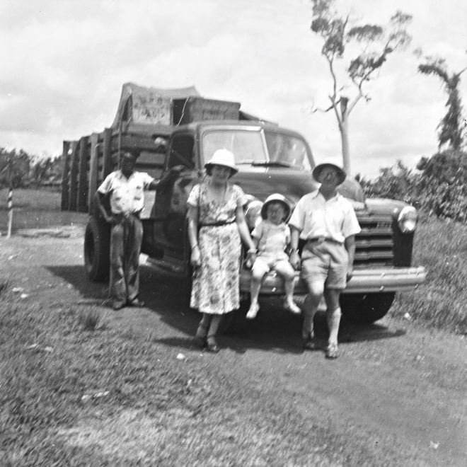 Ikela, 1949 - Op weg naar Lomela - Marie-Louise, Jean-Paul en Victor.