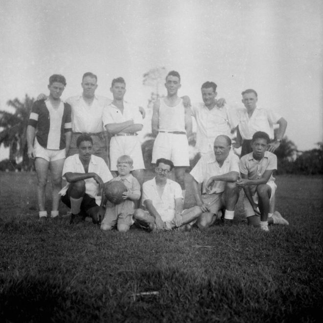 Lomela, 1951 - Voetbalploeg en Jean-Paul met de bal.