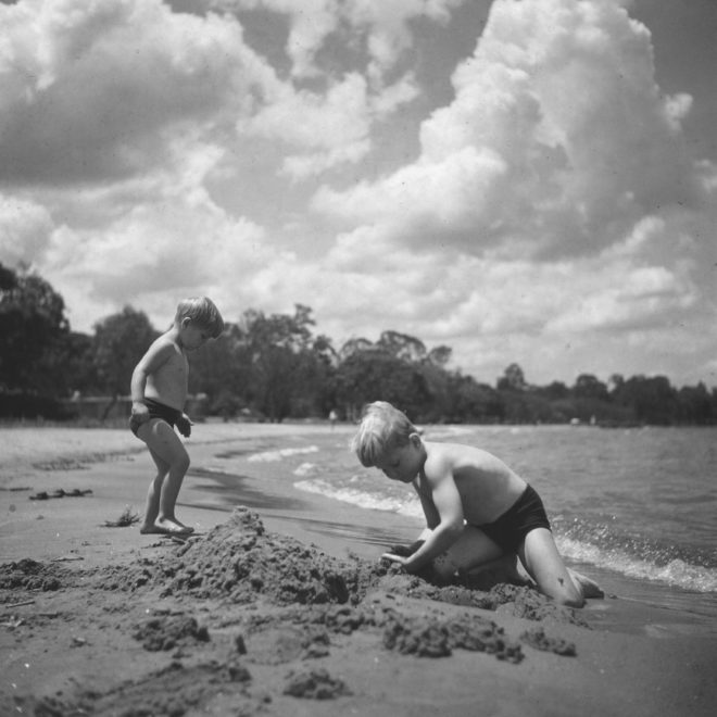 Gisenyi, 1953 - Sylviane et Jean-Paul sur la plage du lac Kivu