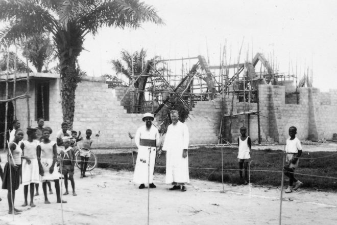 Lomela 1958 - Eglise Saint-Paul en construction et père Léo à droite.