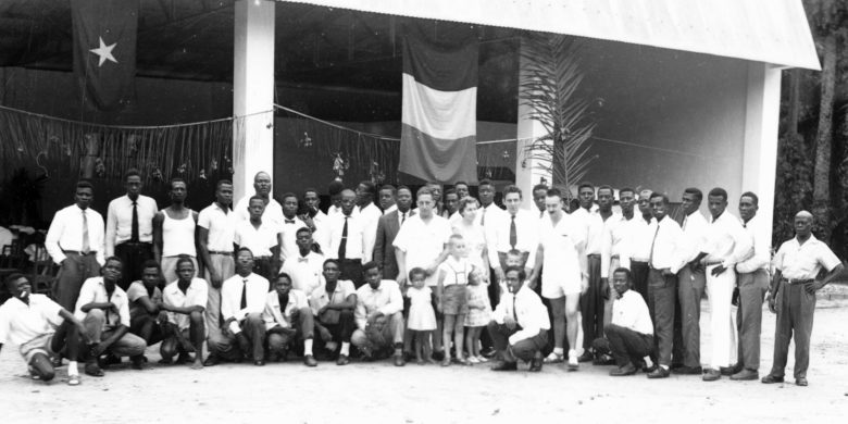 Lomela, 1959 - Achter Joseph Strypstein, Pierre Tohanga in maatpak en uiterst rechts Bwana Malua. De twee beste chauffeurs van FOMETRA.