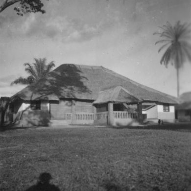 Lomela, 1957 - Maison et barza de Caluwé - lupango Nr 4