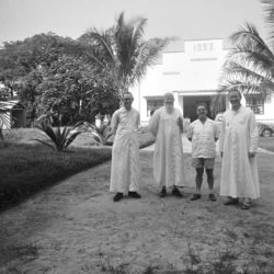 Eyangu, 1960 - Victor et les Pères de la Mission.