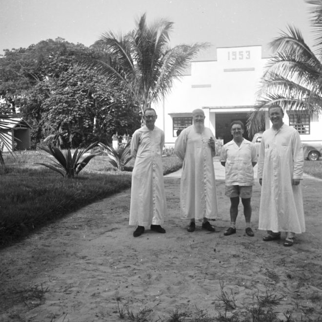 Eyangu, 1960 - Victor et les Pères de la Mission.