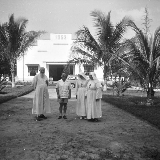 Eyangu, 1960 - Victor et les soeurs de la Mission.