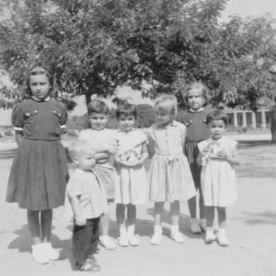 Lomela, 1956 - De gauche à droite - Anna-Maria Calvet, Luis Mendes, Fernando Mendes, Lénita Mendes, Sylviane de Caluwé, Theresa Calvet et Alice-Marie Mendes.