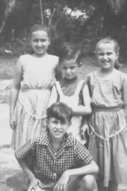 Lomela, 1957 - Debout de gauche à droite - Anna-Maria Calvet, Jean-Marie Calvet, Theresa Calvet - devant, Nuno Calvet.